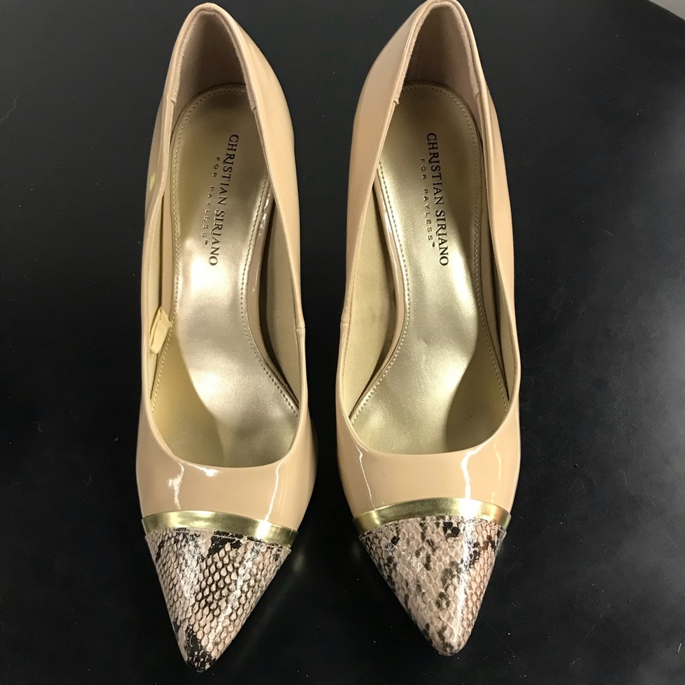 Nude patent leather heels with Gold trim
